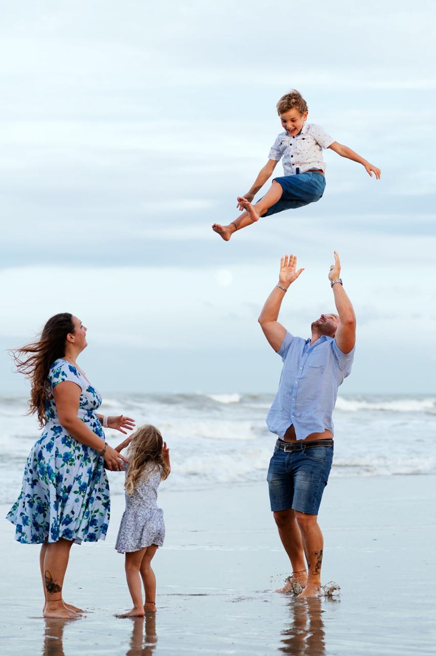 foto di famiglia al mare - bambino che salta