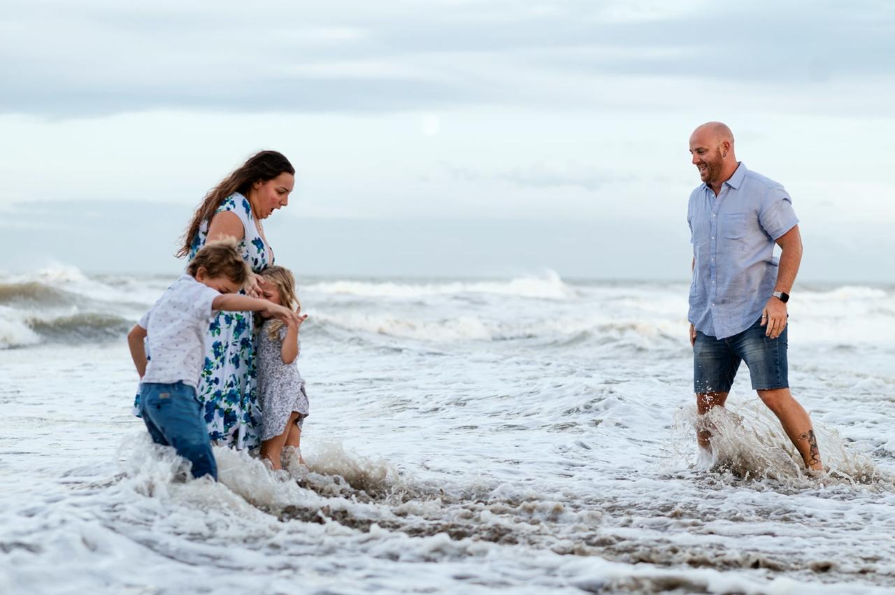 foto di famiglia tra le onde del mare